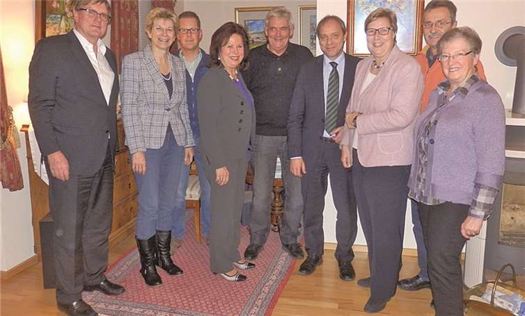 In familiärer Runde wurde mit Landrat Sebastian Schuster, der Landtagsabgeordneten Ilka von Boeselager und Petra Kalkbrenner diskutiert.privat