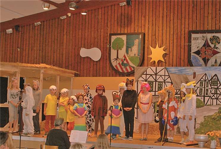 In fantasievollen Kostümen wirbelten die „Sing Kids“ über die Bühne. privat