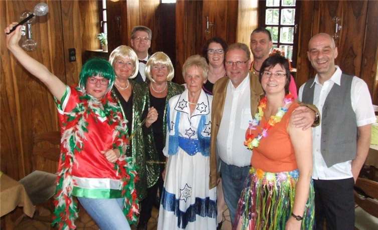 In farbenfrohen Kostümen feierten die Mitglieder das langjährige Bestehen der Nachbarschaft. privat