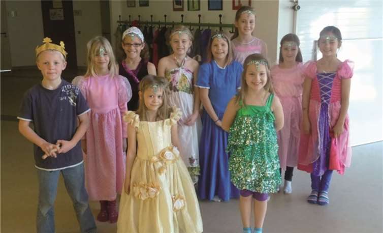 In farbenfrohen Kostümen stellten die Kinder ihre Märchenfiguren dar. privat