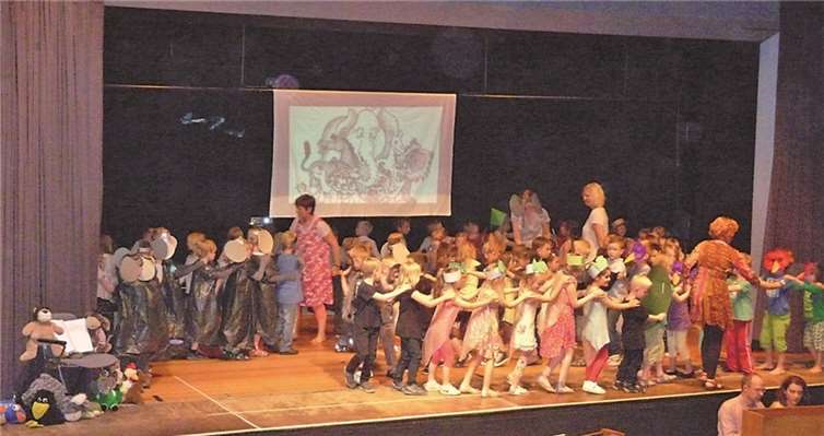 In farbenfrohen Kostümen und lebendigen Bildern erschienen die Kinder auf der Bühne und begeisterten mit ihrer Spielfreude das Publikum in der Aula des Schulzentrums auf der Karthause . privat
