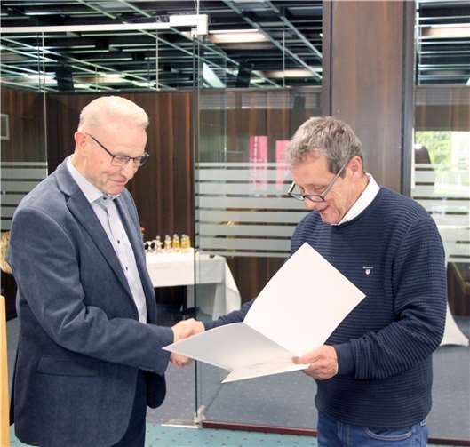 In feierlichem Rahmen überreichte Landrat Achim Schwickert die Ehrennadel des Landes Rheinland-Pfalz an Edwin Stoll aus Wengenroth.  Foto: Kreisverwaltung Westerwaldkreis