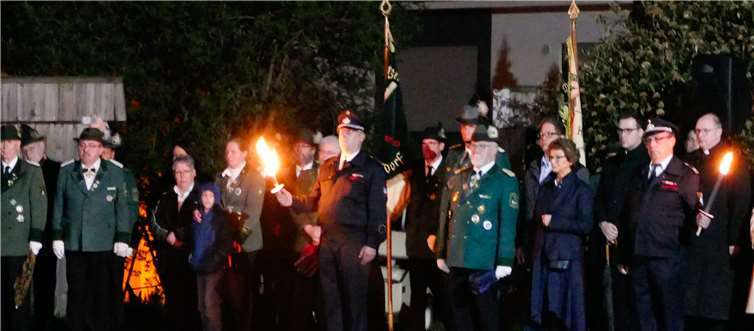 In feierlicher Atmosphäre spielte man den Großen Zapfenstreich. CEW