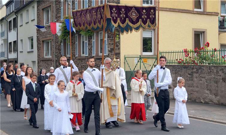 In feierlicher Prozession führte an Fronleichnam der Zug der Gläubigen zunächst an das Moselufer in Treis. Fotos: TT