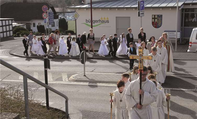 In feierlicher Prozession zogen die Erstkommunikanten von St. Katharinen vom Pfarrheim zur Kirche. STUHA