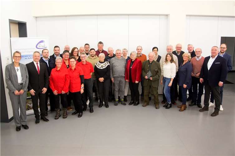 In festlichem Rahmen wurden die Glaspokale und Urkunden an die von den Ortsgemeinden vorgeschlagenen Ehrenamtler überreicht.  Foto: Wolfgang Tischler