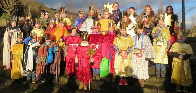 In festlichen Kostümen machten sich die Sternsinger auf den Weg.privat