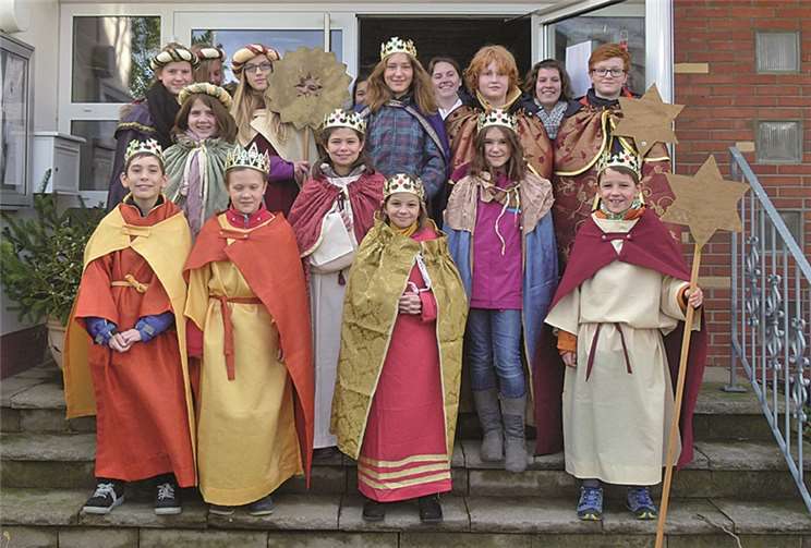 In festlichen Kostümen zogen die Sternsinger von Haus zu Haus.  privat