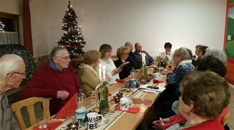 In festlicher Atmosphäre verbrachten die Weihnachtsgäste ein paar gesellige Stunden. Foto: MACH MIT