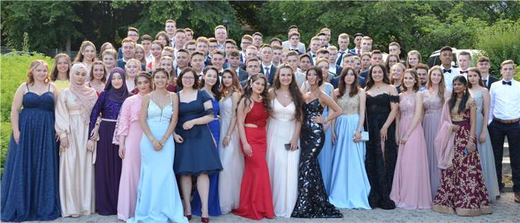 In festlicher Gala präsentieren sich die Abiturienten und Abiturientinnen zu ihrer Abschlussfeier.Foto: privat