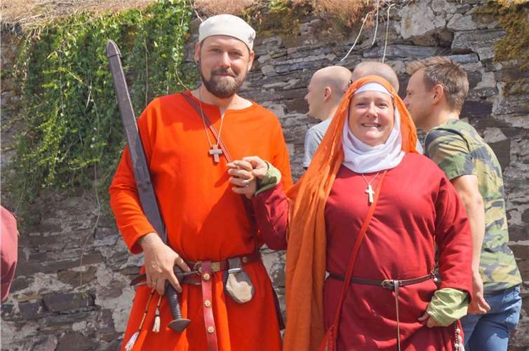 In festlicher Robe aus dem Mittelalter war dieses Paar auf Cochems Reichsburg unterwegs.