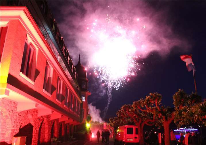In feuriges Rot hüllten Bengalleuchten die Gebäude der Unkeler Rheinpromenade. DL
