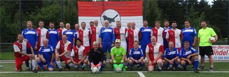 In freundschaftlicher Atmosphäre begegnete man sich schon vor dem Spiel. privat