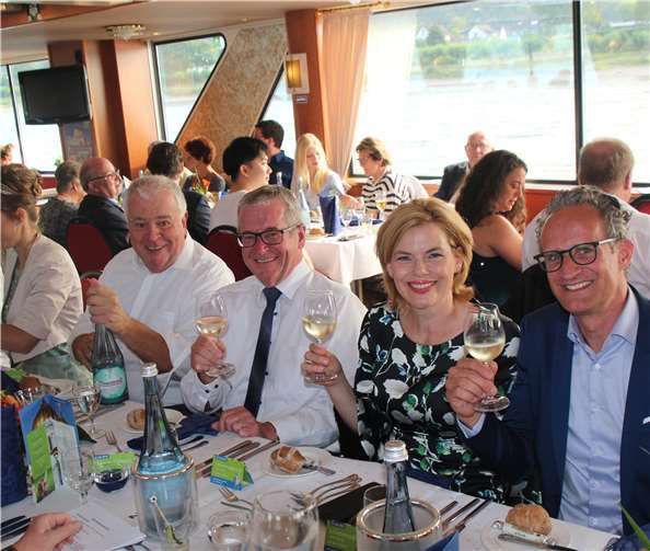 Bundesministerin Julia Klöckner wird zur Kulinarischen Ritterin geschlagen In fröhlicher Runde: Brunnenkönigin Elena I., MdL Guido Ernst, der Ritter 2017/18 Hans-Josef Bracht, Bundesministerin Julia Klöckner und Lebensgefährte Ralph Grieser. Fotos: KMI