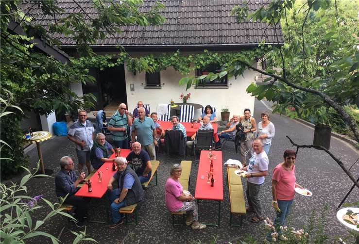 In fröhlicher Runde beim sommerlichen Klaaf die TV06-Herzies.Foto: privat
