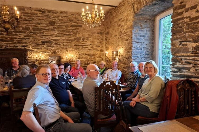 In fröhlicher Runde im Weinkeller.