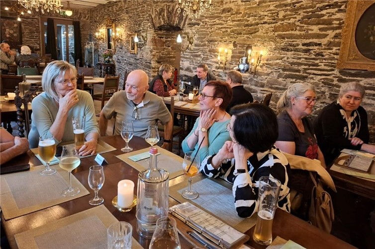 In fröhlicher Runde im historischen Weinkeller.