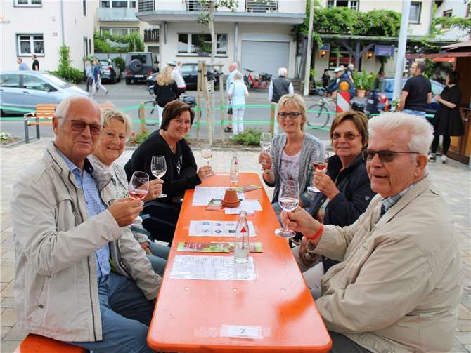 In fröhlicher Runde saß diese Gruppe zusammen und freute sich über das gelungene Fest. Fotos: DU