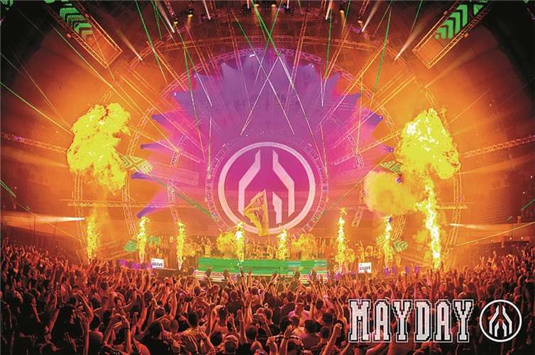 In fünf Hallen können die Besucher zu Techno, House uvm. abfeiern. www.mayday.de