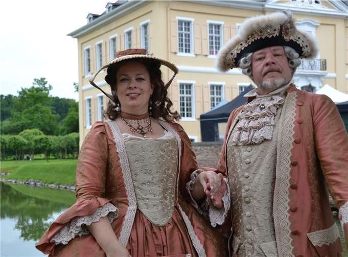 In galanten Kostümen zeigte das Paar, wie es seinerzeit am Barockschloss Miel ausgesehen haben mag.