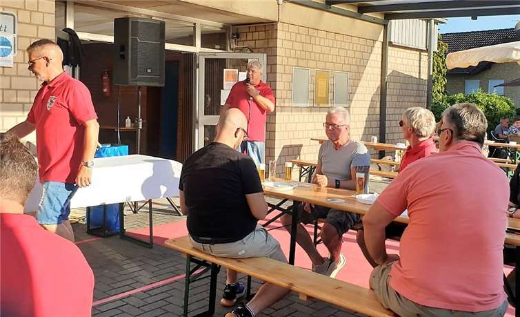In gebührenden Sicherheitsabstand hatte sich die Mitglieder der KGO von der Ludwig Fett Halle eingefunden.  Foto: EICH