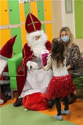 In gelockerter Stimmung hat der Nikolaus dann in den Sack gegriffen und die gefüllten Socken verteilt.