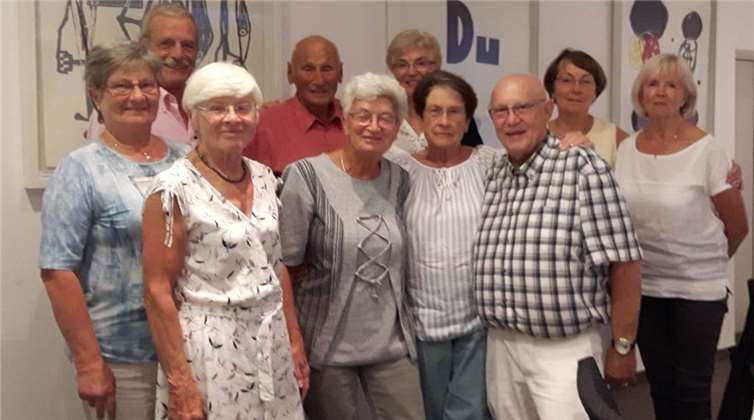 In gemeinsamen Erinnerungen wurde beim Klassentreffen geschwelgt und dabei auch viel gelacht.  Privat