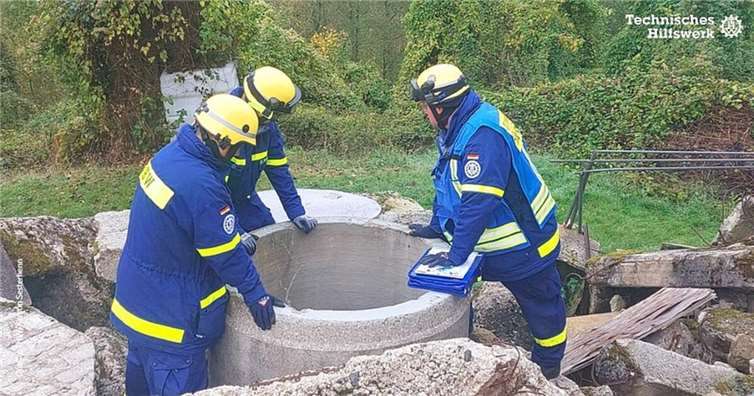 In gemeinsamer Teamleistung der Trupps konnte der verschüttete Helfer zeitnah befreit und aus den engen Rohren der Kanalisation gerettet werden.