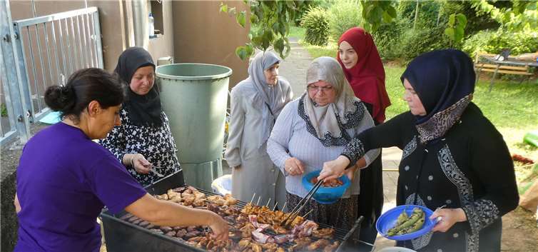 In gemütlich-freundschaftlicher Atmosphäre genossen die Besucher Speisen und Getränke und saßen lange zusammen.Foto: privat