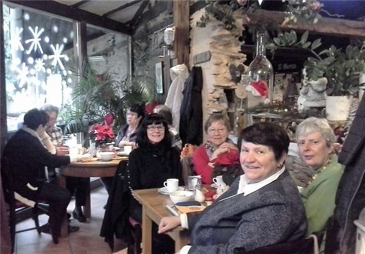 In gemütlichem Ambiente saßen die LandFrauen bei Kaffee und Kuchen zusammen.  privat