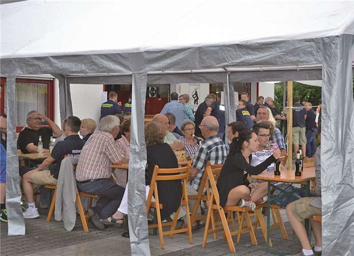 In gemütlichen Runden saßen und standen die Gäste der Feuerwehr Unkelbach zusammen. AB