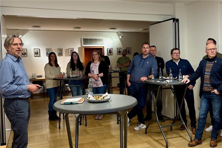 In gemütlicher Atmosphäre erläuterte Dr.-Ing. Dierk Deußen verschiedene Inhalte zum Thema „Moderne Führung“.Foto: Janine Pitzen/ Stadt Mayen
