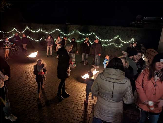 In gemütlicher Atmosphäre war noch Zeit zum Plaudern und gemütlichem Beisammensein am Lagerfeuer im winterlich geschmückten Innenhof der Kita Kunterbunt. Quelle: Kita „Kunterbunt“ Steimel
