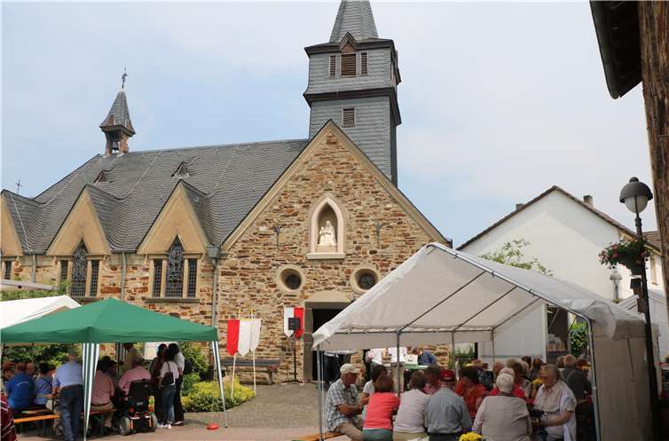 In gemütlicher Atmosphäre wird am 3. Juni an der St. Anna Kapelle gefeiert. privat