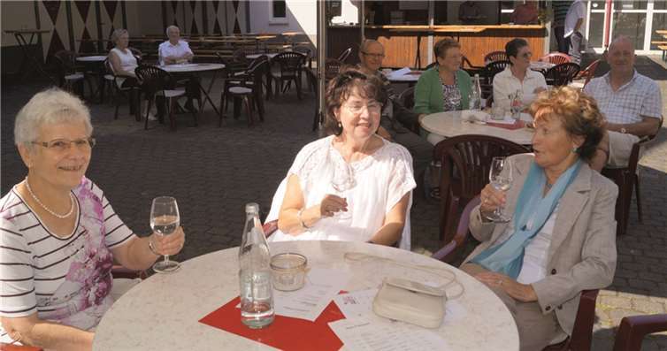 In gemütlicher Runde lässt es sich im Schatten auf dem alten Schulhof am besten aushalten.