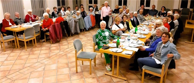 Erntedank-Andacht mit Döppekooche-Essen In gemütlicher Runde ließen es sich alle schmecken. Foto: privat