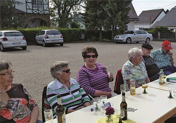 In gemütlicher Runde mit Sonne und Gegrilltem ließen es sich die Senioren gut gehen.  Privat