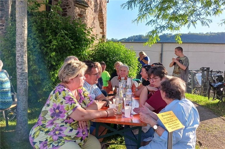 In gemütlicher Runde saß man rund um die Wenzelkapelle.