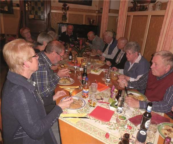 In gemütlicher Runde saß man zusammen und ließ sich die fünf unterschiedlichen Döbbekooche schmecken.
