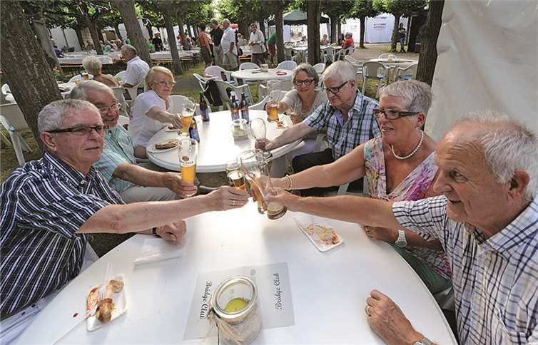 In gemütlicher Runde saßen die Besucher beisammen.  FIX