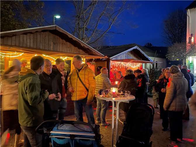 In gemütlicher Runde schmeckte der Glühwein besonders gut.  Foto: ROB