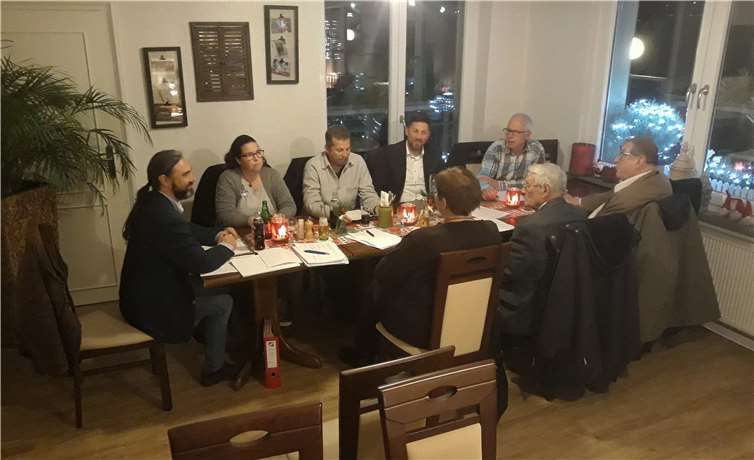 In gemütlicher Runde tagte die Informationstechniker-Innung Rheinland-Pfalz im Restaurant Deichblick in Neuwied. Ganz links am Kopfende ihr Vorsitzender Frank JonasFoto: Hans Hartenfels