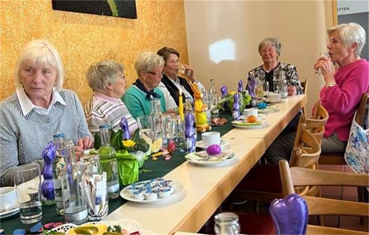 In gemütlicher Runde und bei leckerem Kuchen trafen sich die Riedener Mittwochsfrauen zum Osterkaffee.  Fotos: privat
