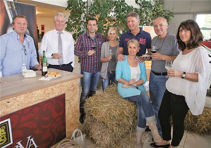 In gemütlicher Stimmung auf Strohballen, mit Federweißer, Zwiebelkuchen und leckerem Rotwein der Dagernova feierte das Autohaus Hagedorn sein Herbstfest aus Anlass der Markteinführung des neuen Yaris.