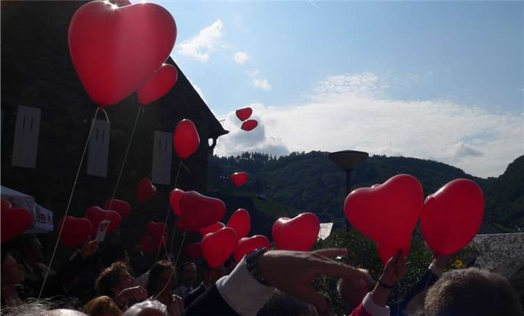 In genussvollem Ambiente gibt es Informationen, Impulse, Antworten auf Fragen des alltäglichen Miteinanders, zur (christlichen) Ehe und das manchmal vertrackte, oft bereichernde Miteinander von Mann und Frau.privat