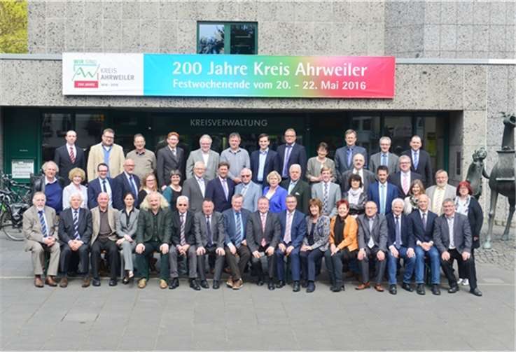 In geschlossener Formation zeigen sich die Mitglieder des Kreistags im Vorfeld der 200-Jahr-Feier des Kreises Ahrweiler. Kreisverwaltung