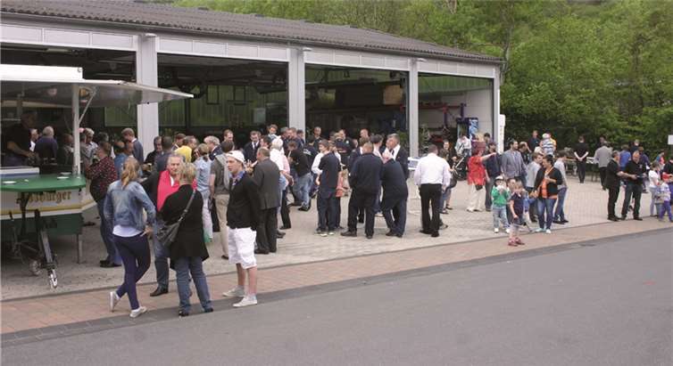 In geselligen Kleingruppen fanden sich die Gäste zusammen und genossen die gute Stimmung.