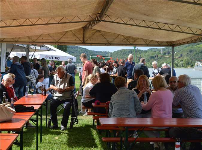 In geselligen Runden saßen und standen die Gäste in kleinen Runden zusammen und genossen den Sommer pur, die lukullischen Genüsse und den herrlichen Blick auf den Rhein. Foto: AB