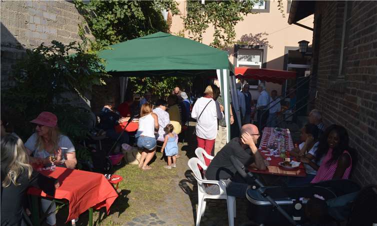 In geselligen Runden tummelten sich die Gäste beim Sommerfest im Rathausgarten und im Saal, wo die Ausstellung bewundert wurde.