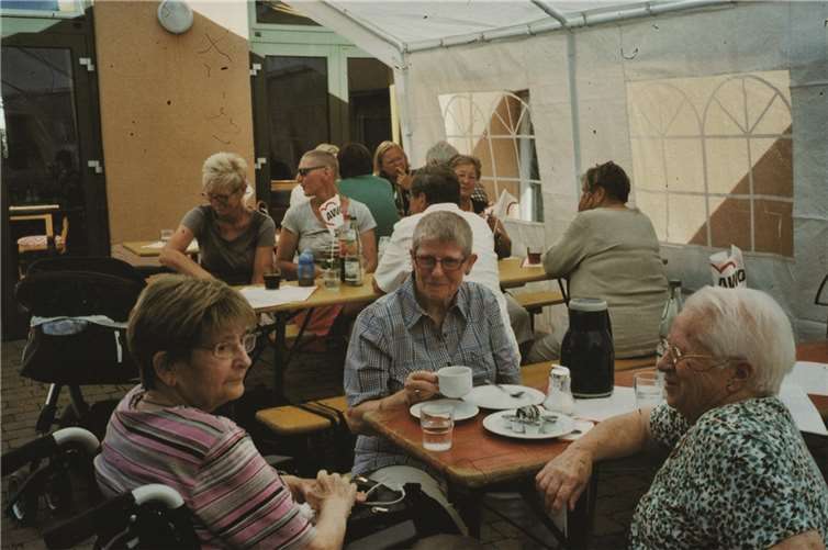 In geselliger Harmonie trafen sich Freunde und Mitglieder der AWO Linz beim Sommerfest. privat